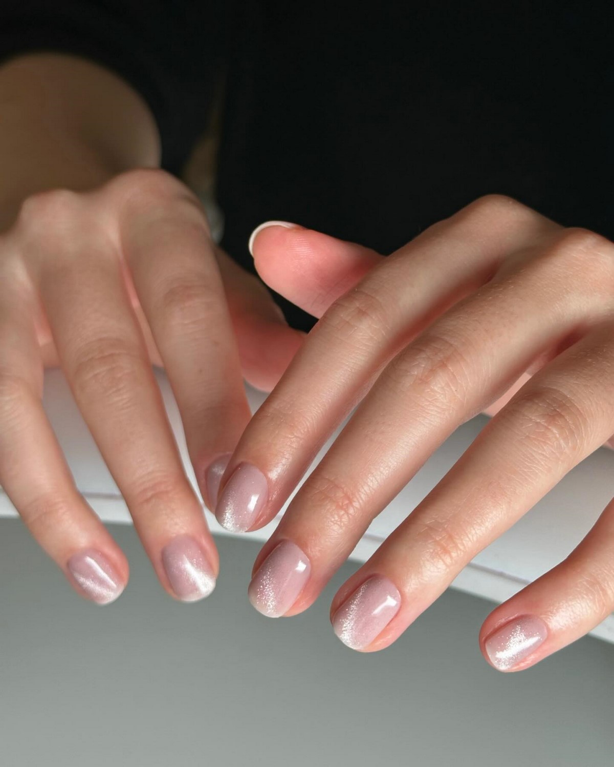 Манікюр квітня 2026: iced nails з холодним блиском