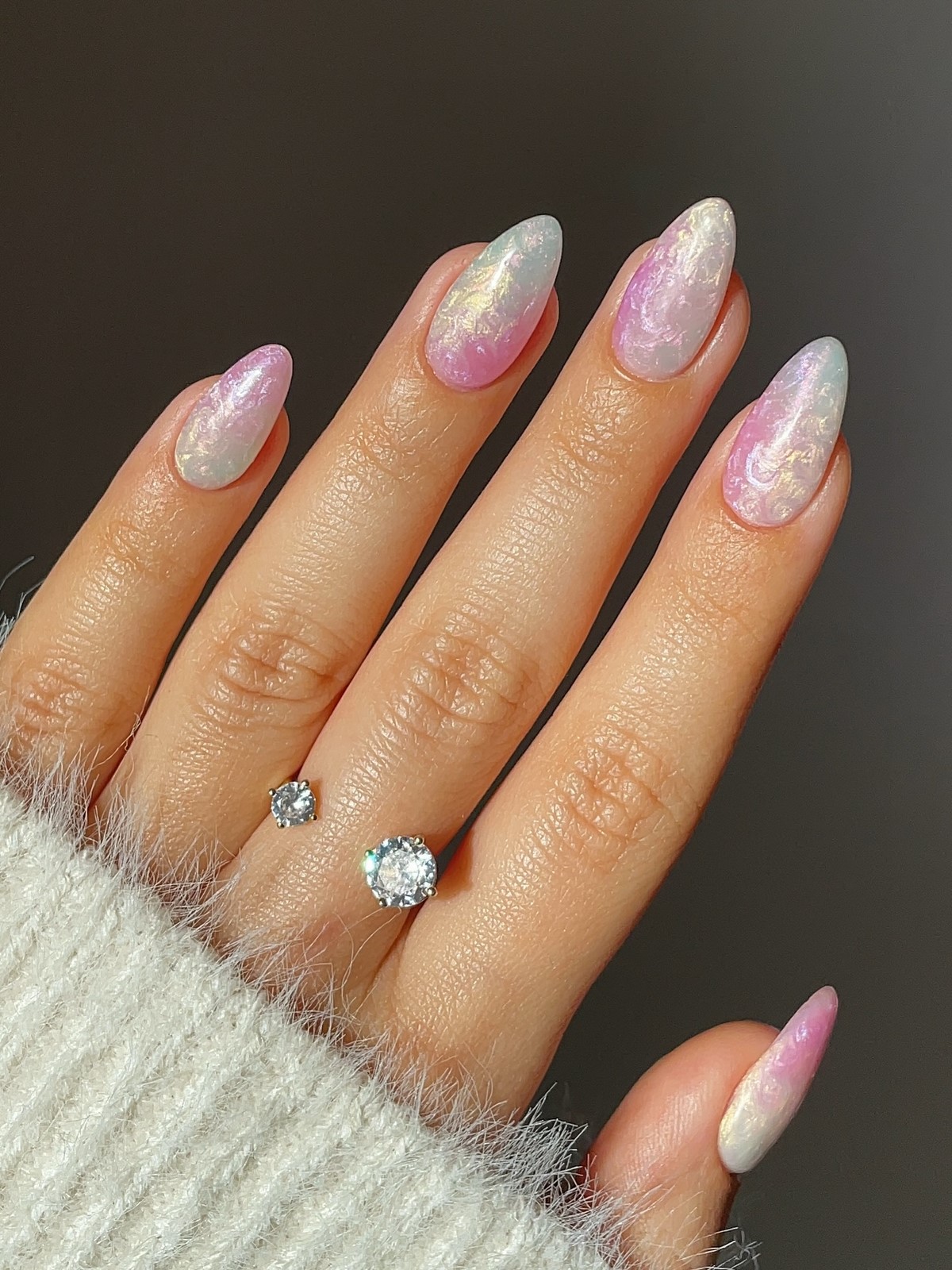 Манікюр квітня 2026: iced nails з холодним блиском