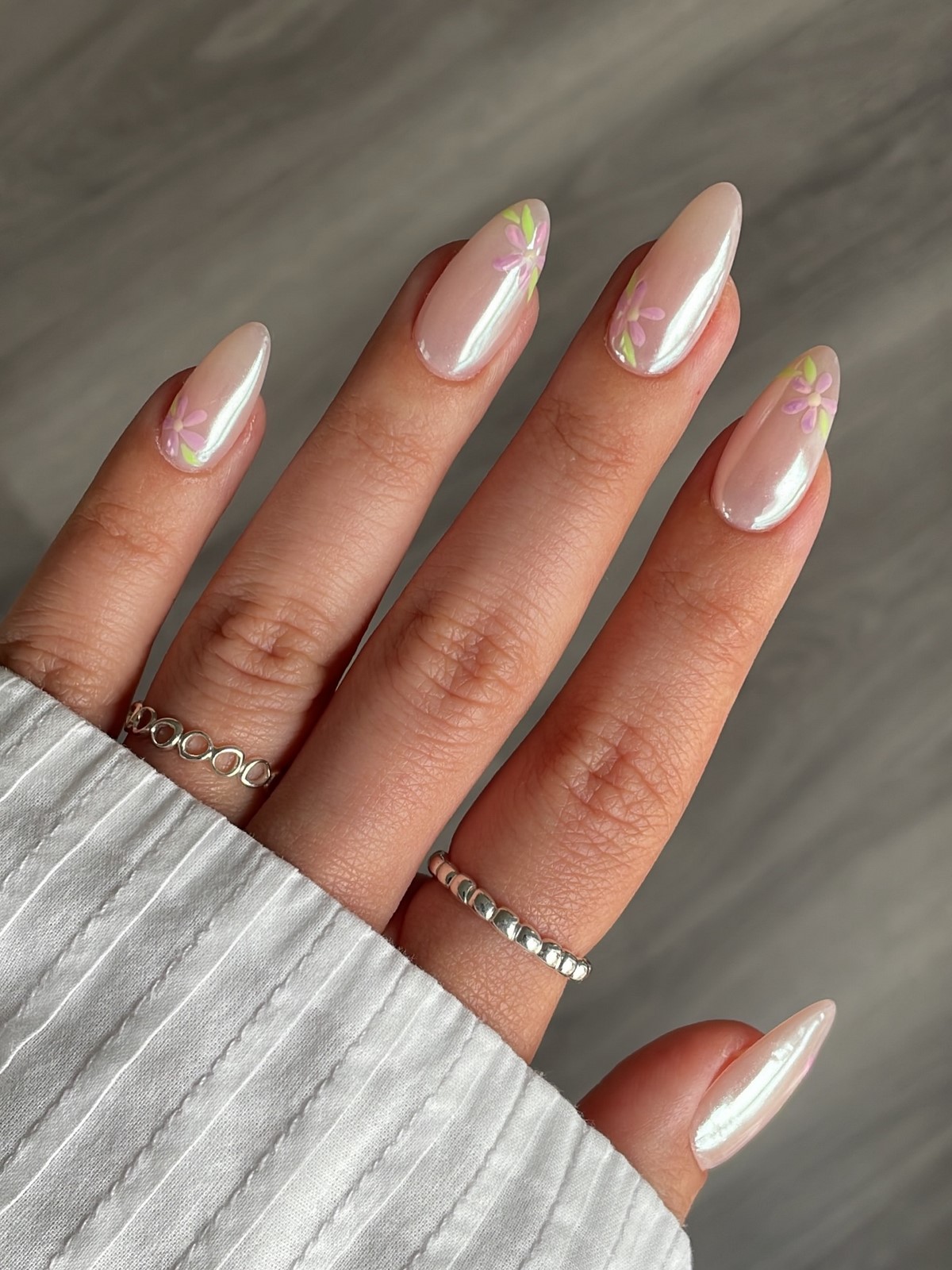 Манікюр квітня 2026: iced nails з холодним блиском