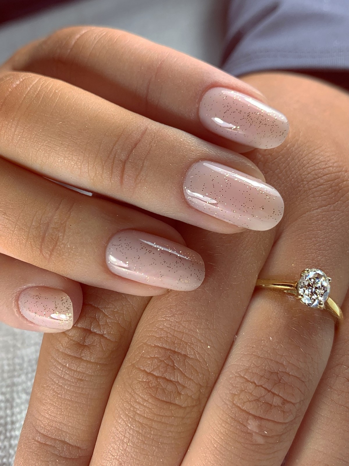 Манікюр квітня 2026: iced nails з холодним блиском