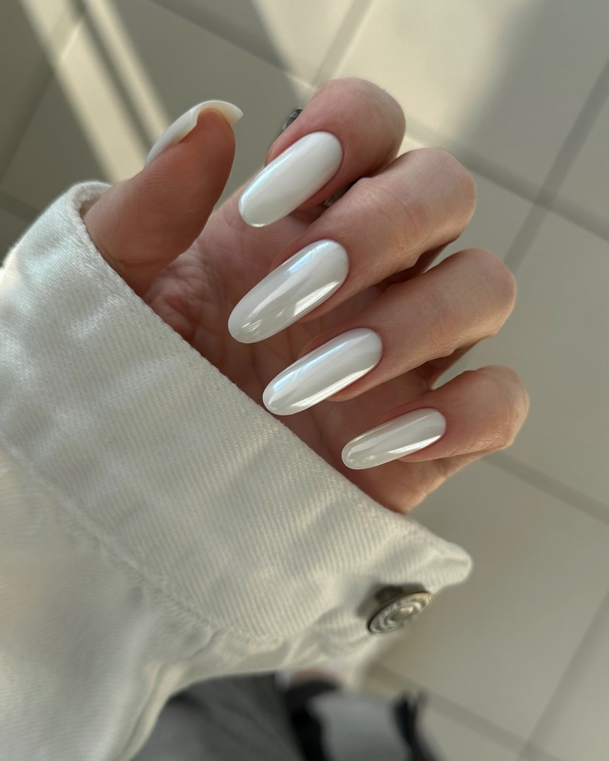 Манікюр квітня 2026: iced nails з холодним блиском