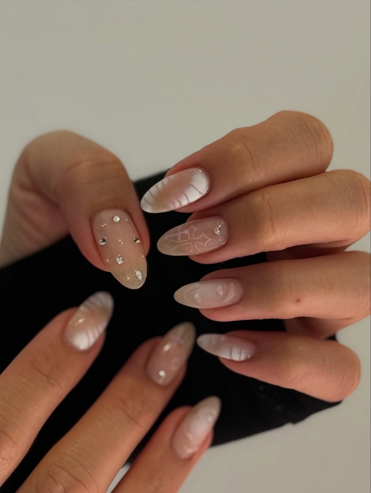 Манікюр квітня 2026: iced nails з холодним блиском