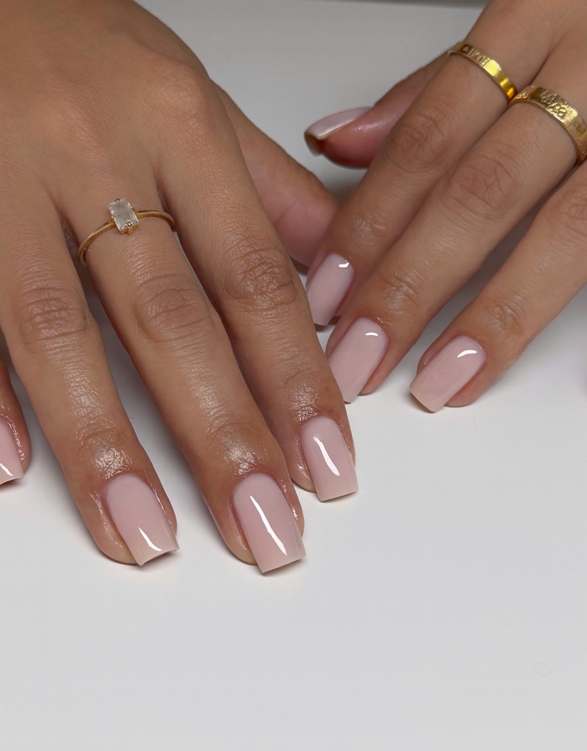 Манікюр квітня 2026: iced nails з холодним блиском