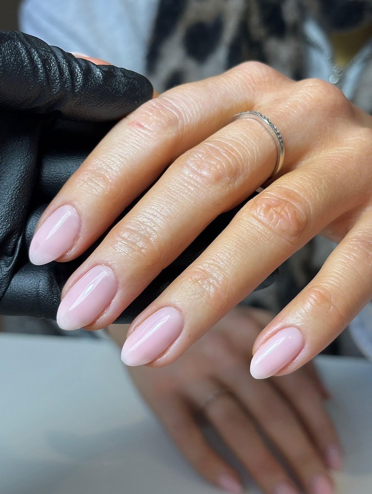 Манікюр без дизайну — чистий вигляд нігтів без перевантаження