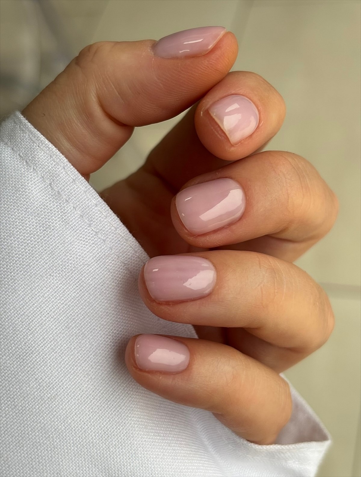 Манікюр без щільного покриття: легкий вигляд нігтів