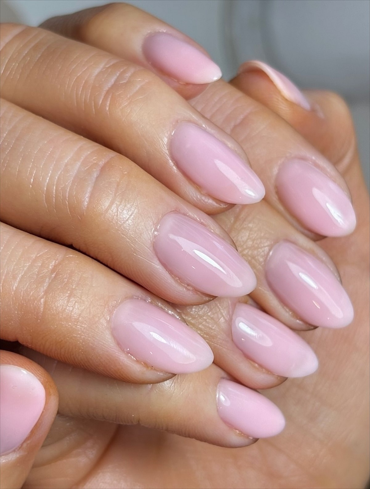 Манікюр без щільного покриття: легкий вигляд нігтів