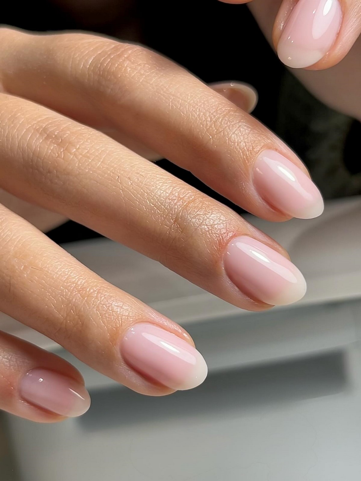 Манікюр без щільного покриття: легкий вигляд нігтів