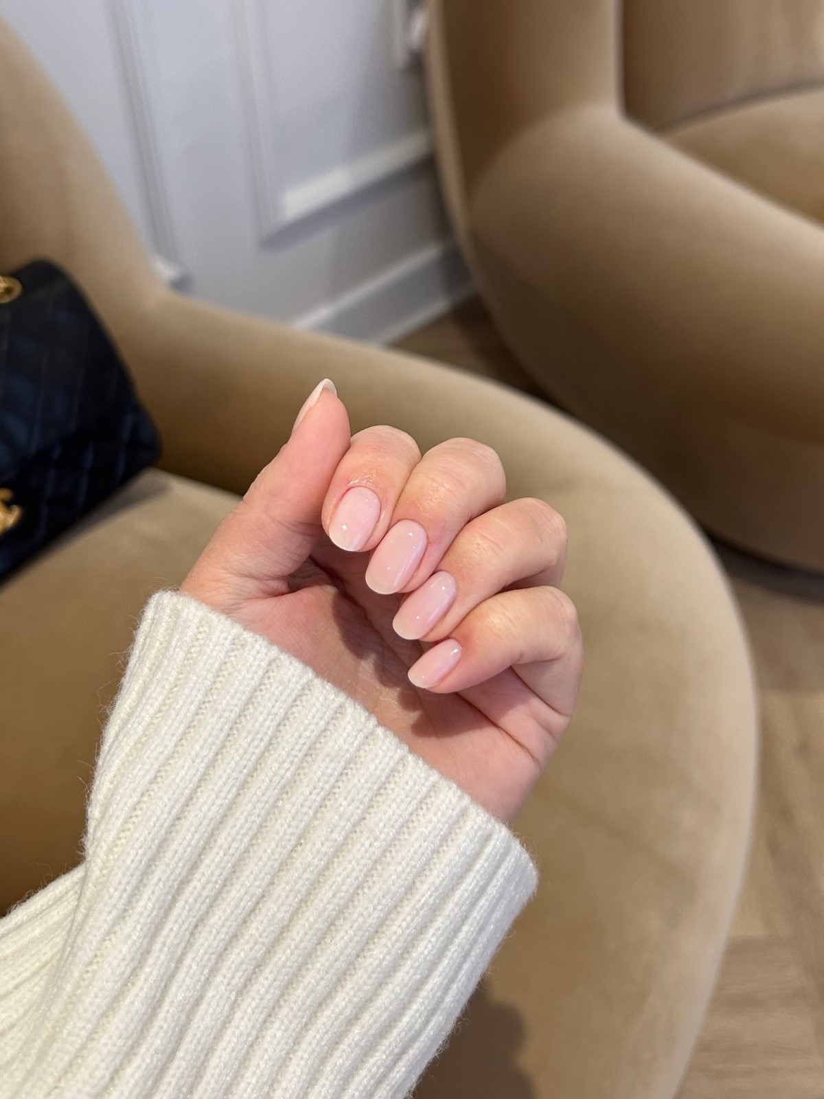 Манікюр без щільного покриття: легкий вигляд нігтів