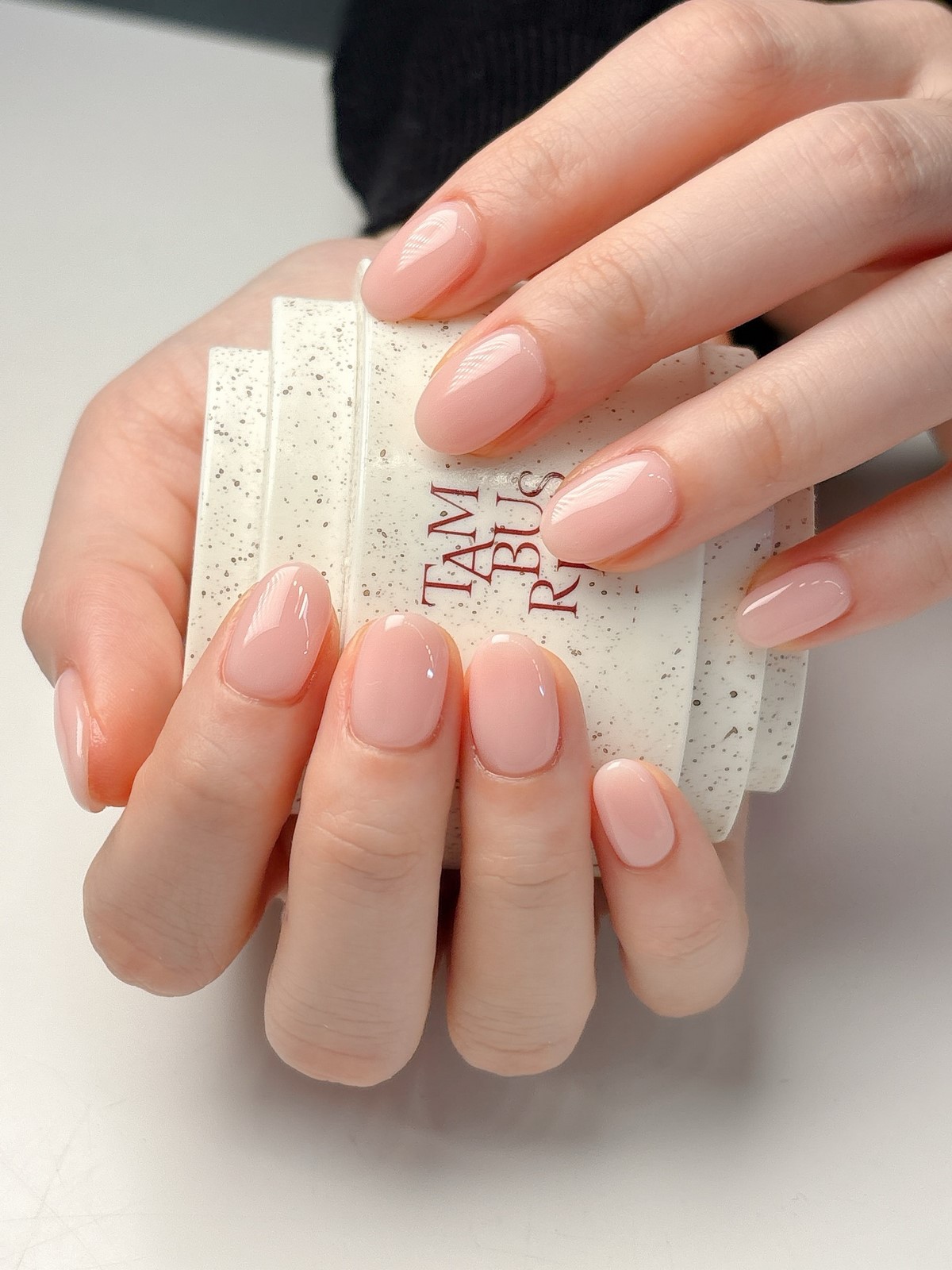 Манікюр без щільного покриття: легкий вигляд нігтів