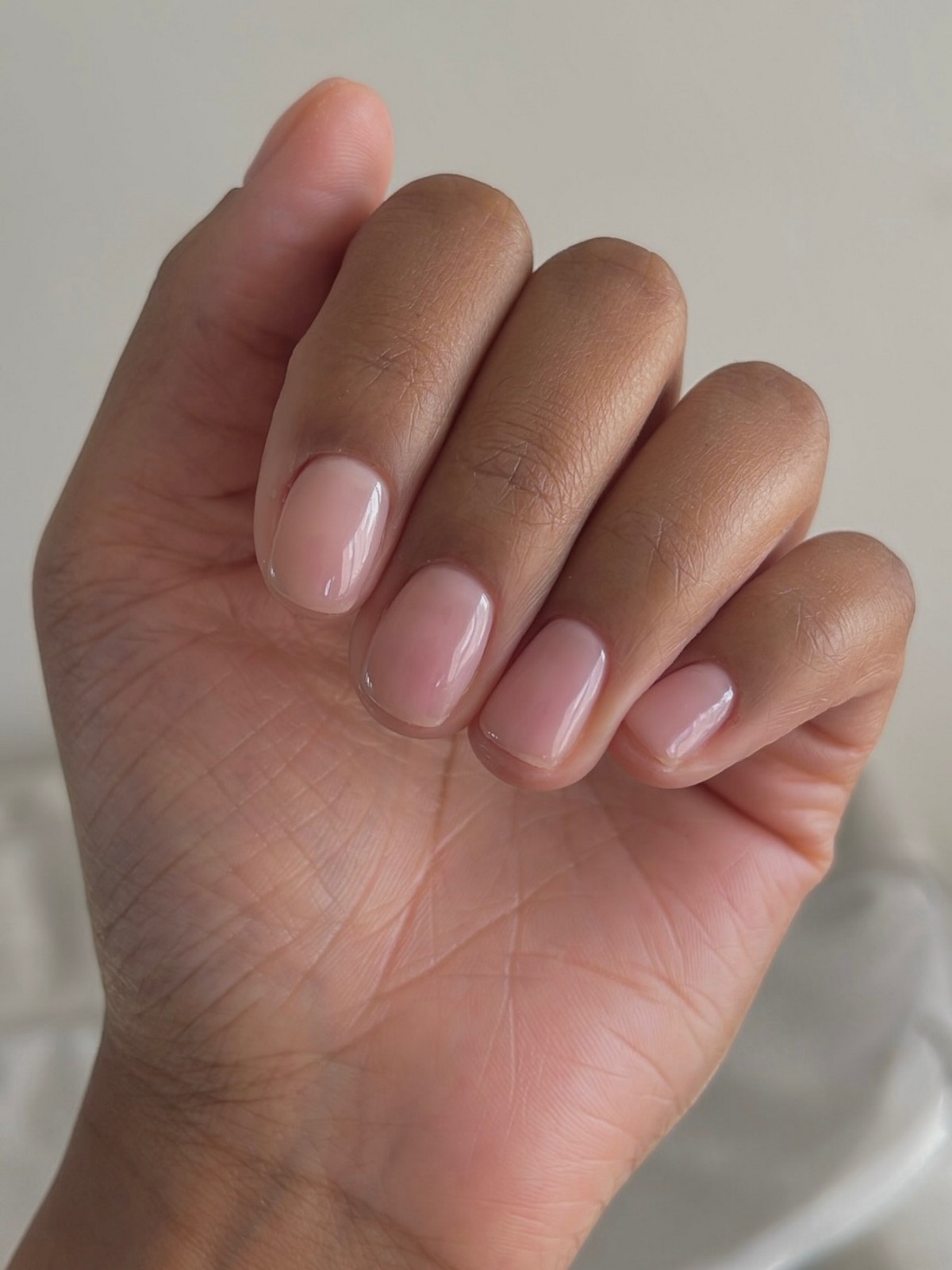 Манікюр без щільного покриття: легкий вигляд нігтів