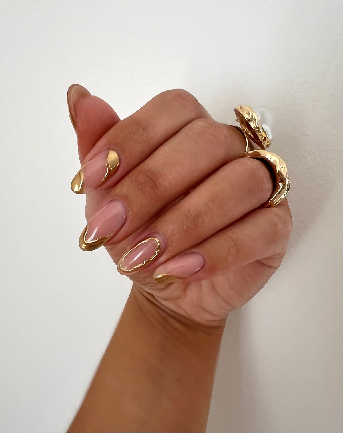 Манікюр без щільного покриття: легкий вигляд нігтів