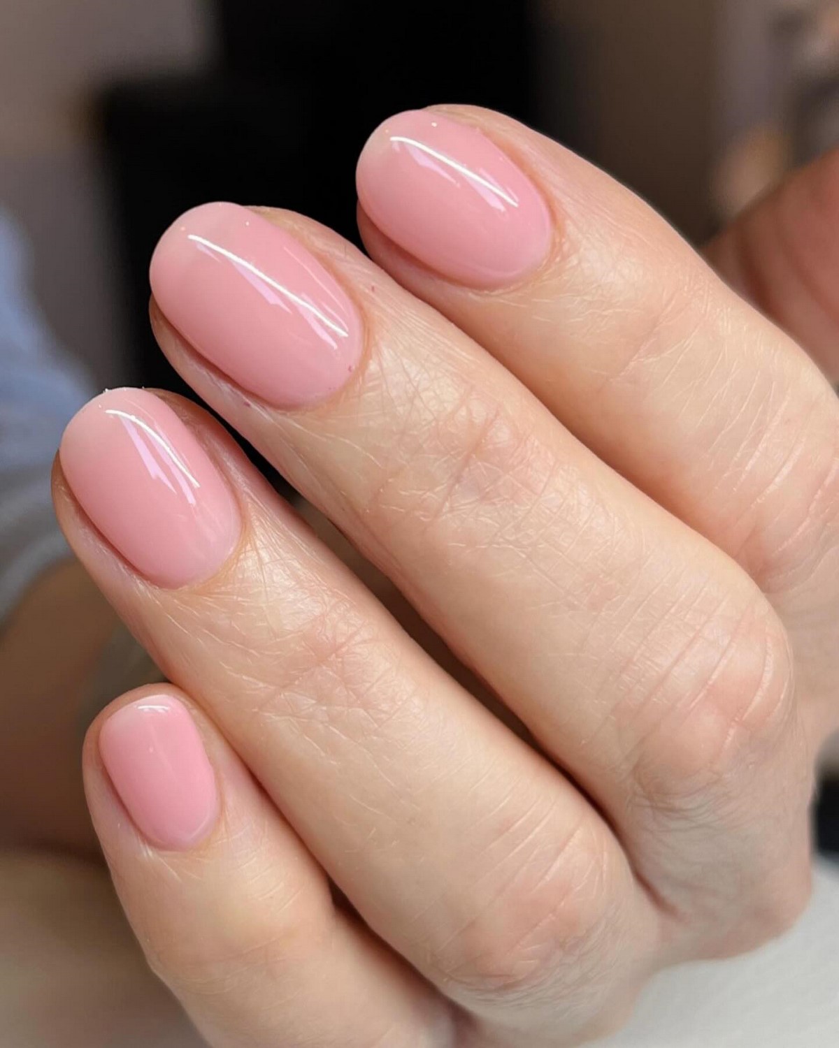 Манікюр без щільного покриття: легкий вигляд нігтів