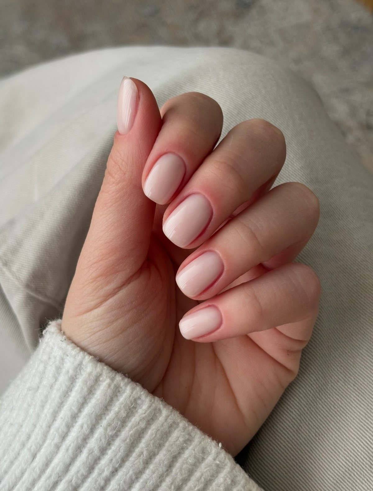 Манікюр без щільного покриття: легкий вигляд нігтів