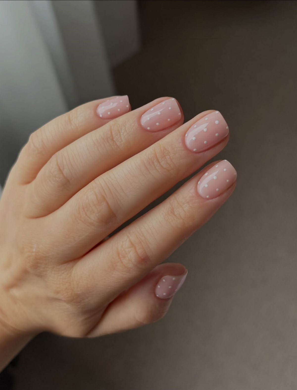 Манікюр без щільного покриття: легкий вигляд нігтів