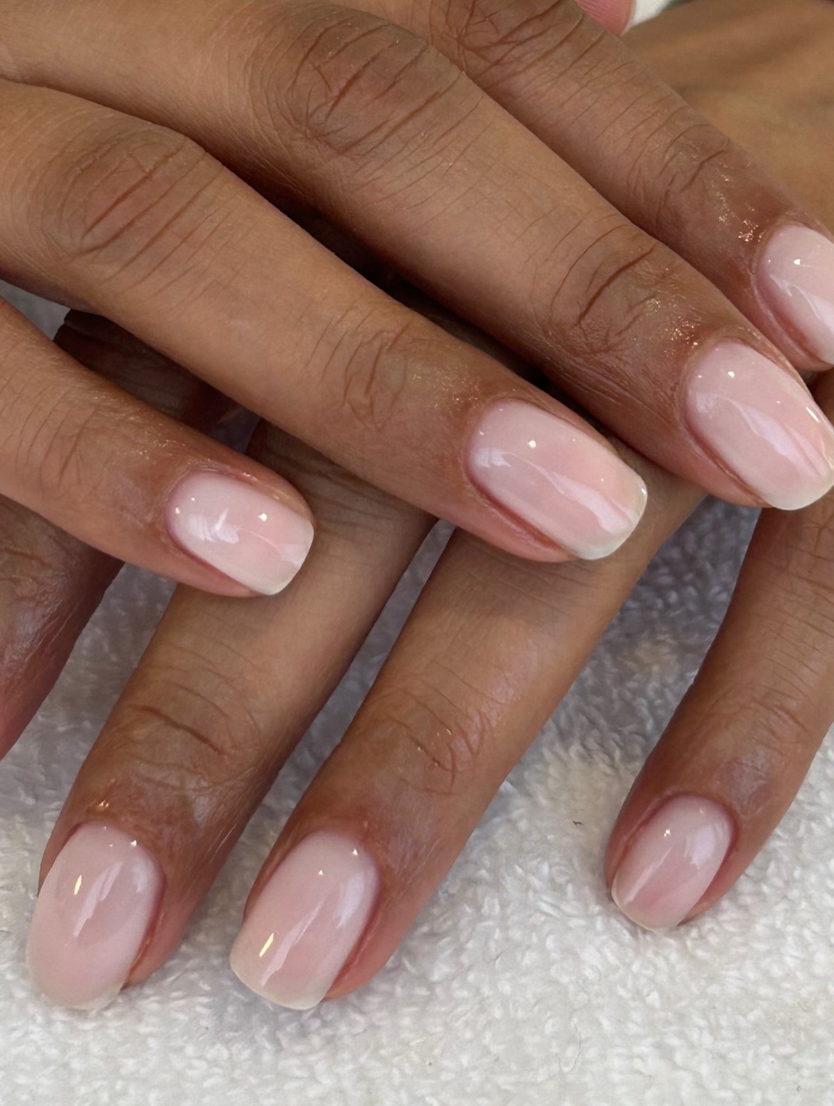 Манікюр, який виглядає як доглянуті нігті — чистий ефект без покриття