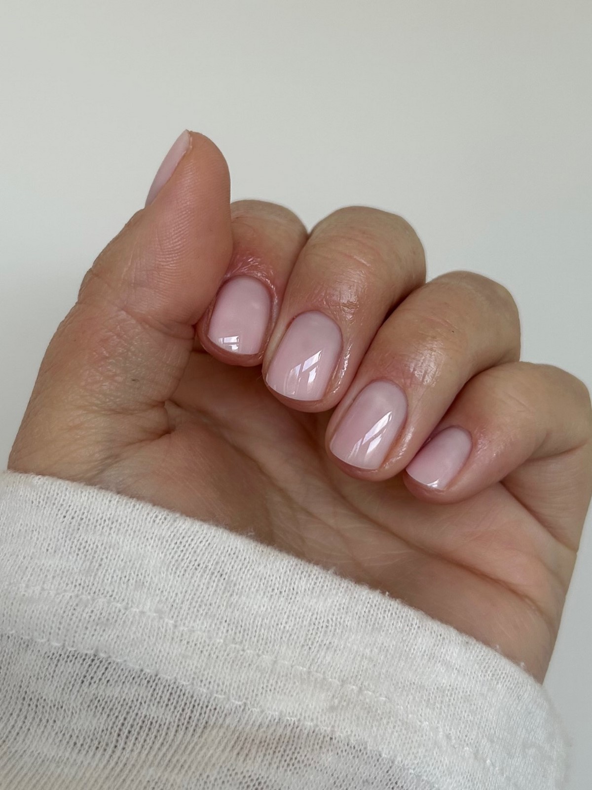Манікюр, який виглядає як доглянуті нігті — чистий ефект без покриття