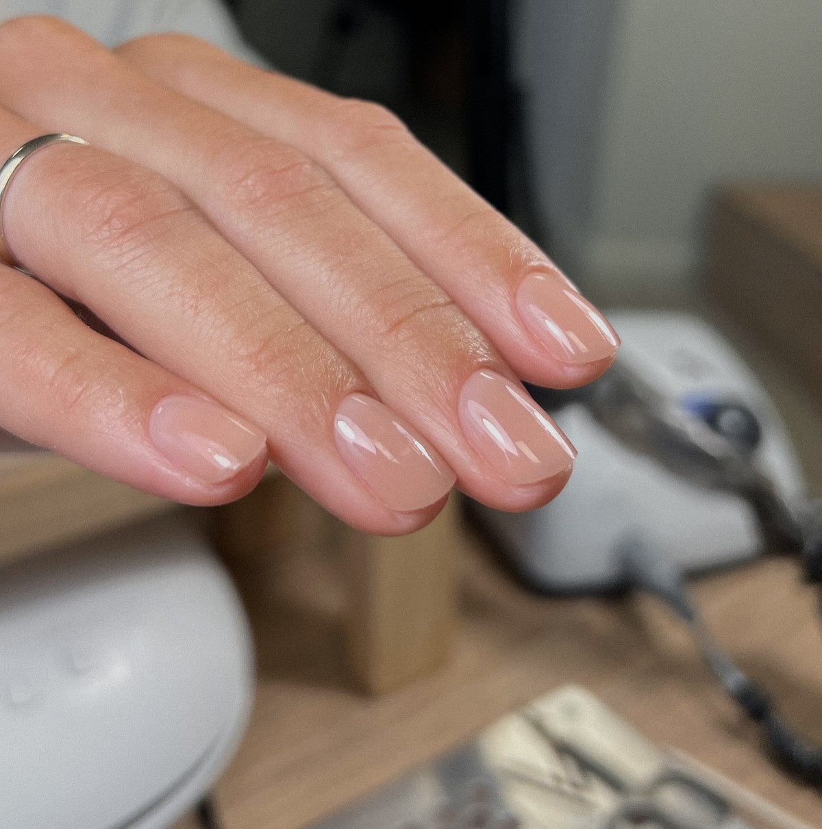 Манікюр, який виглядає як доглянуті нігті — чистий ефект без покриття
