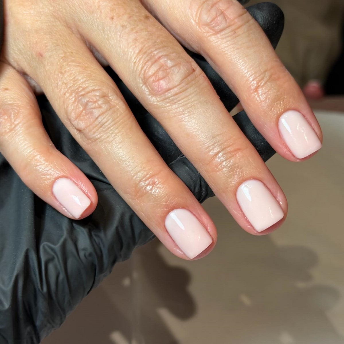 Манікюр, який виглядає як доглянуті нігті — чистий ефект без покриття