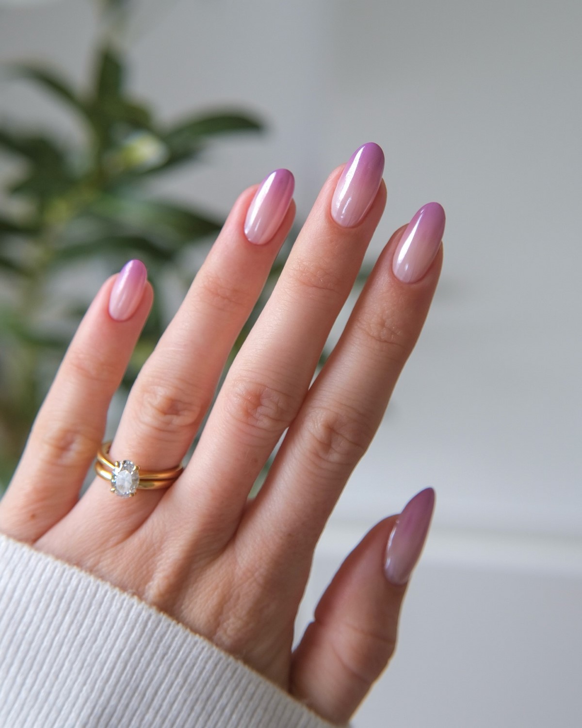 Манікюр зі скляним ефектом — гладка поверхня нігтів без зайвого дизайну