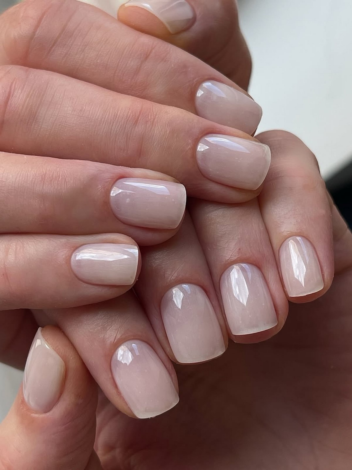 Манікюр зі скляним ефектом — гладка поверхня нігтів без зайвого дизайну