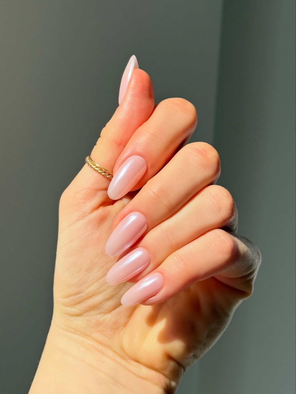 Манікюр зі скляним ефектом — гладка поверхня нігтів без зайвого дизайну