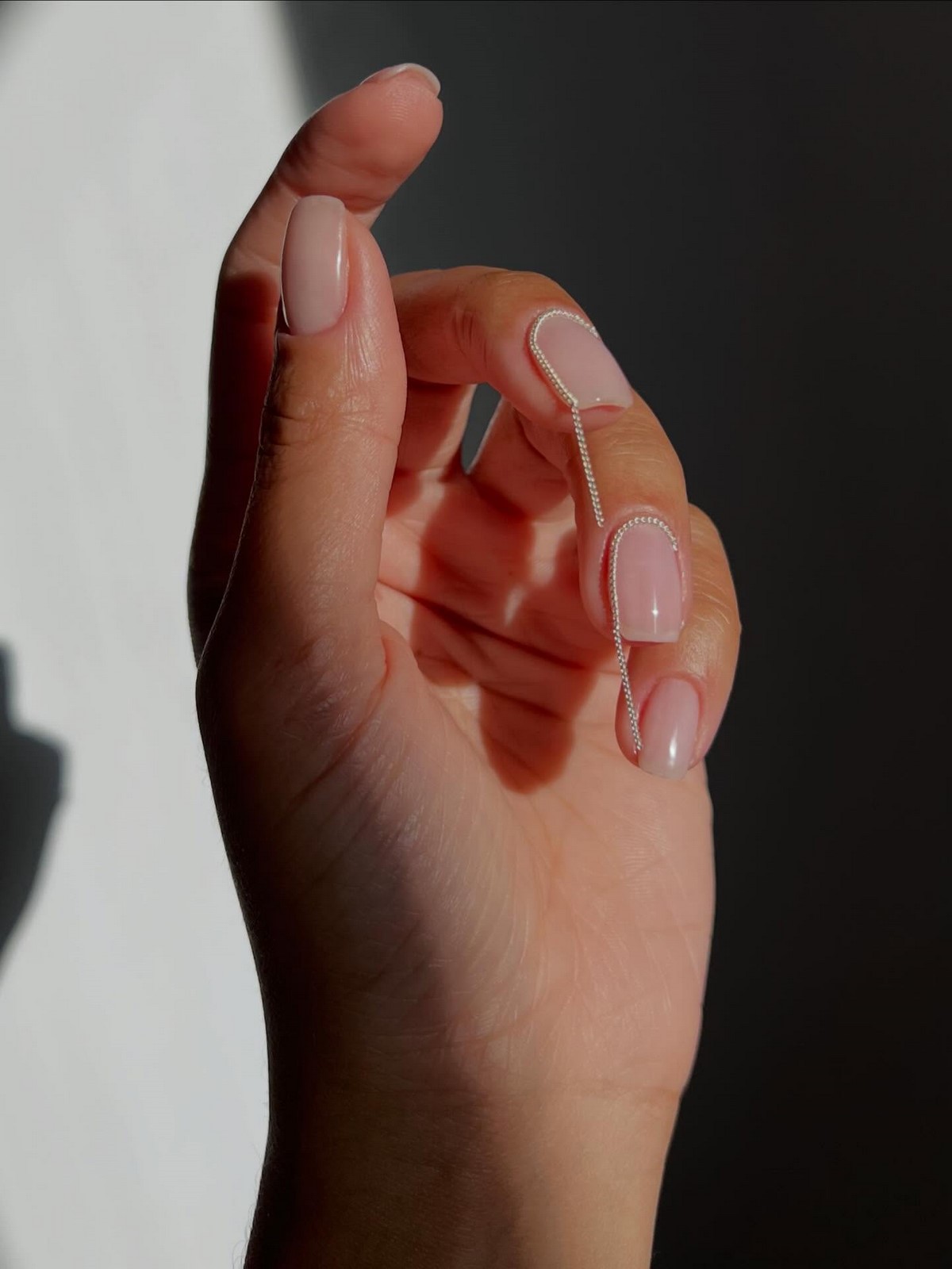 Манікюр зі скляним ефектом — гладка поверхня нігтів без зайвого дизайну