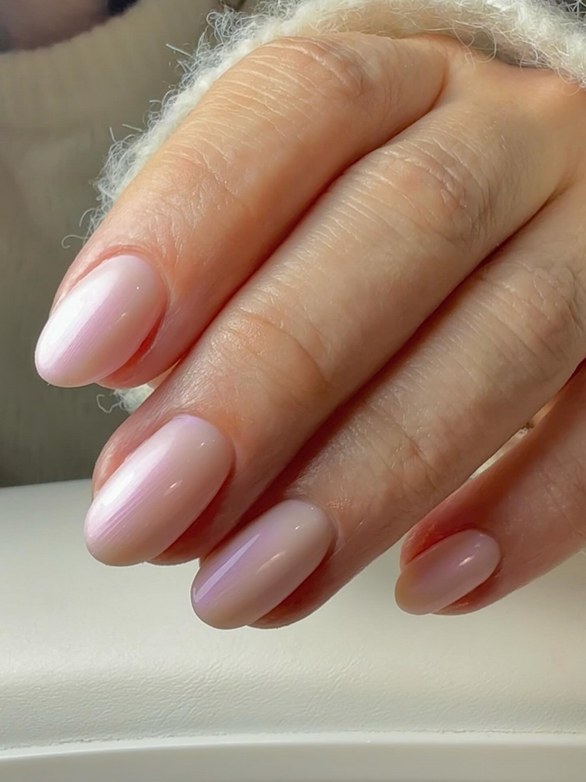 Манікюр зі скляним ефектом — гладка поверхня нігтів без зайвого дизайну