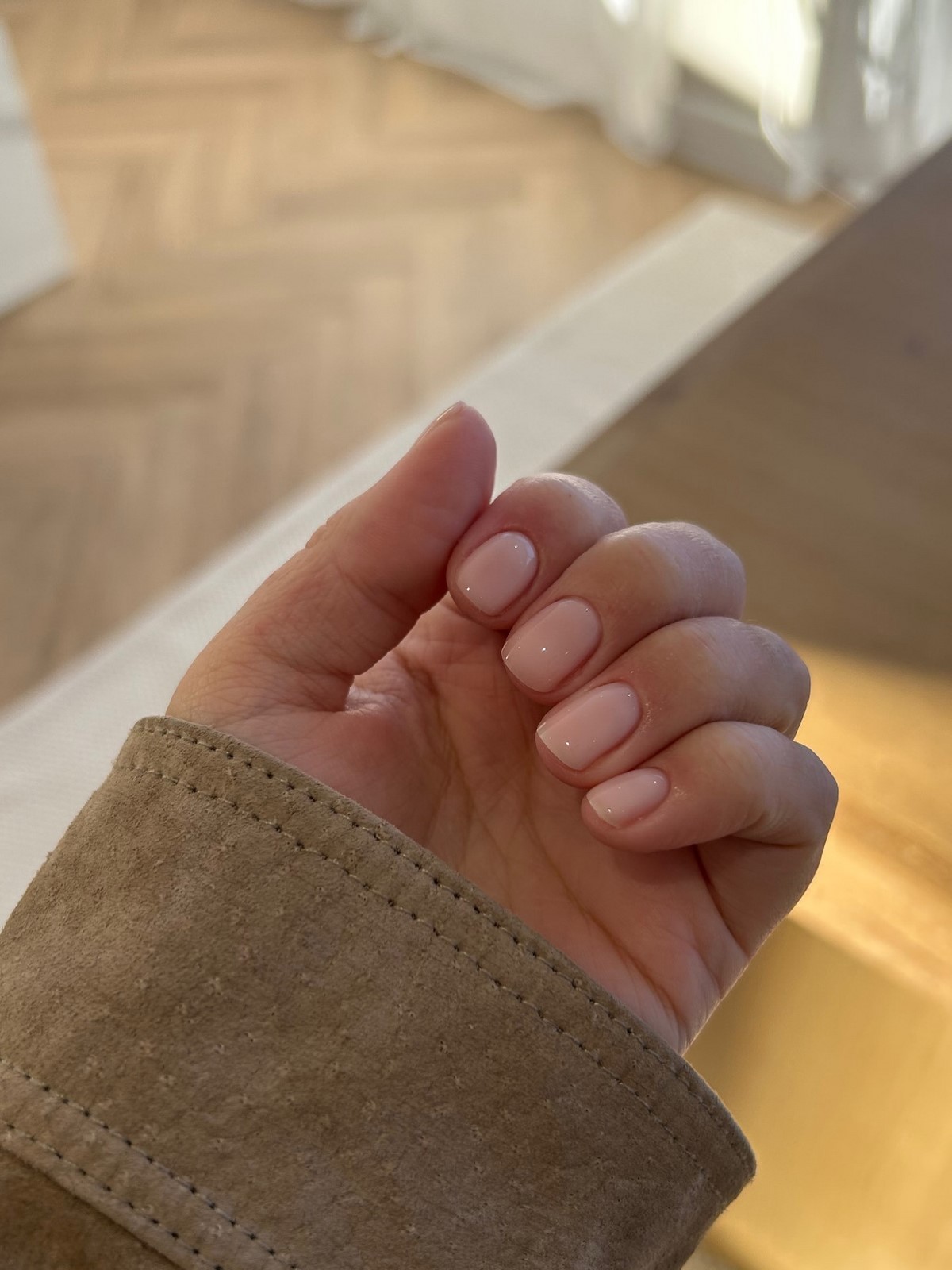 Манікюр, який виглядає як свої нігті — і його майже не видно