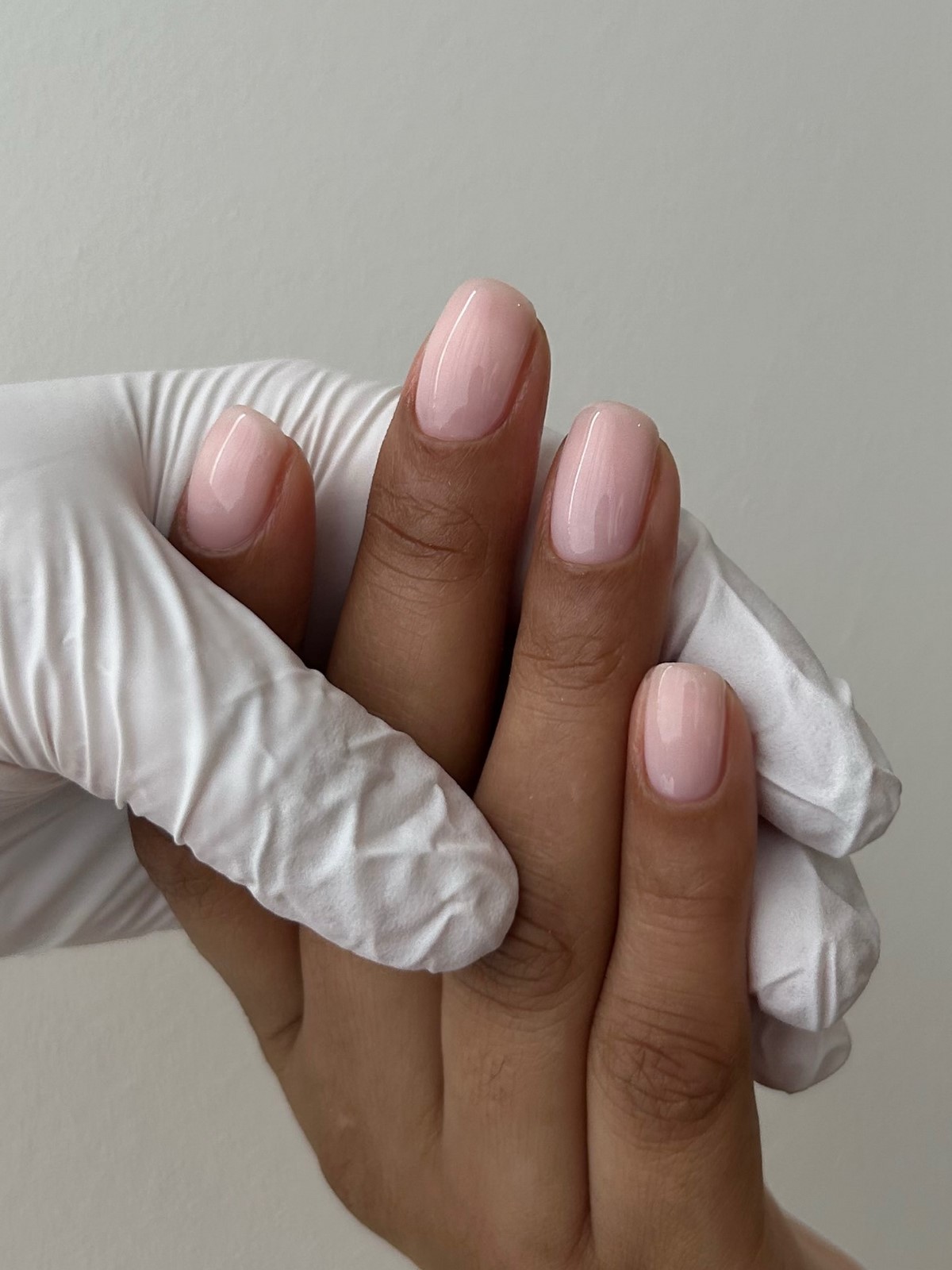 Манікюр, який виглядає як свої нігті — і його майже не видно