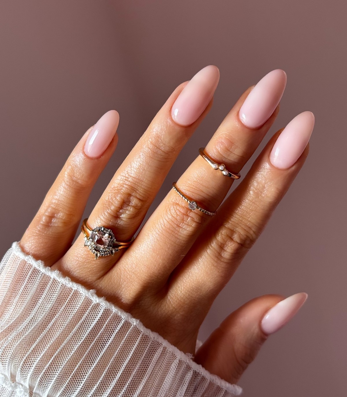 Манікюр, який виглядає як свої нігті — і його майже не видно