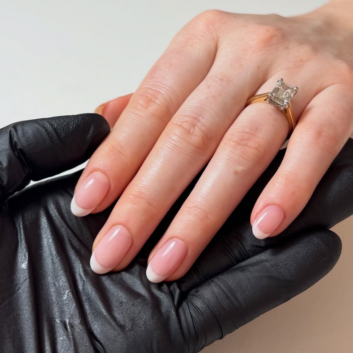 Манікюр, який виглядає як свої нігті — і його майже не видно