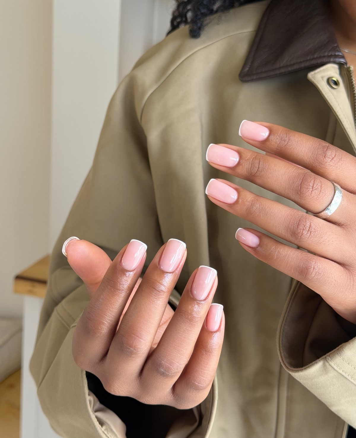 Манікюр, який виглядає як свої нігті — і його майже не видно