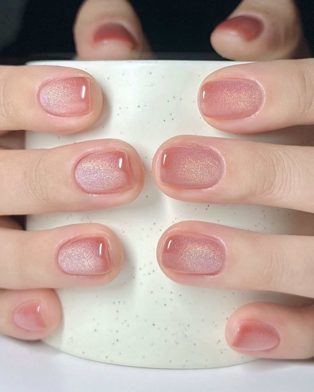 Манікюр з дзеркальним ефектом — рівна поверхня нігтів без дизайну
