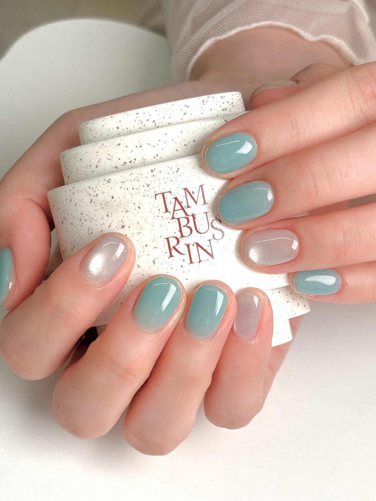 Манікюр з дзеркальним ефектом — рівна поверхня нігтів без дизайну