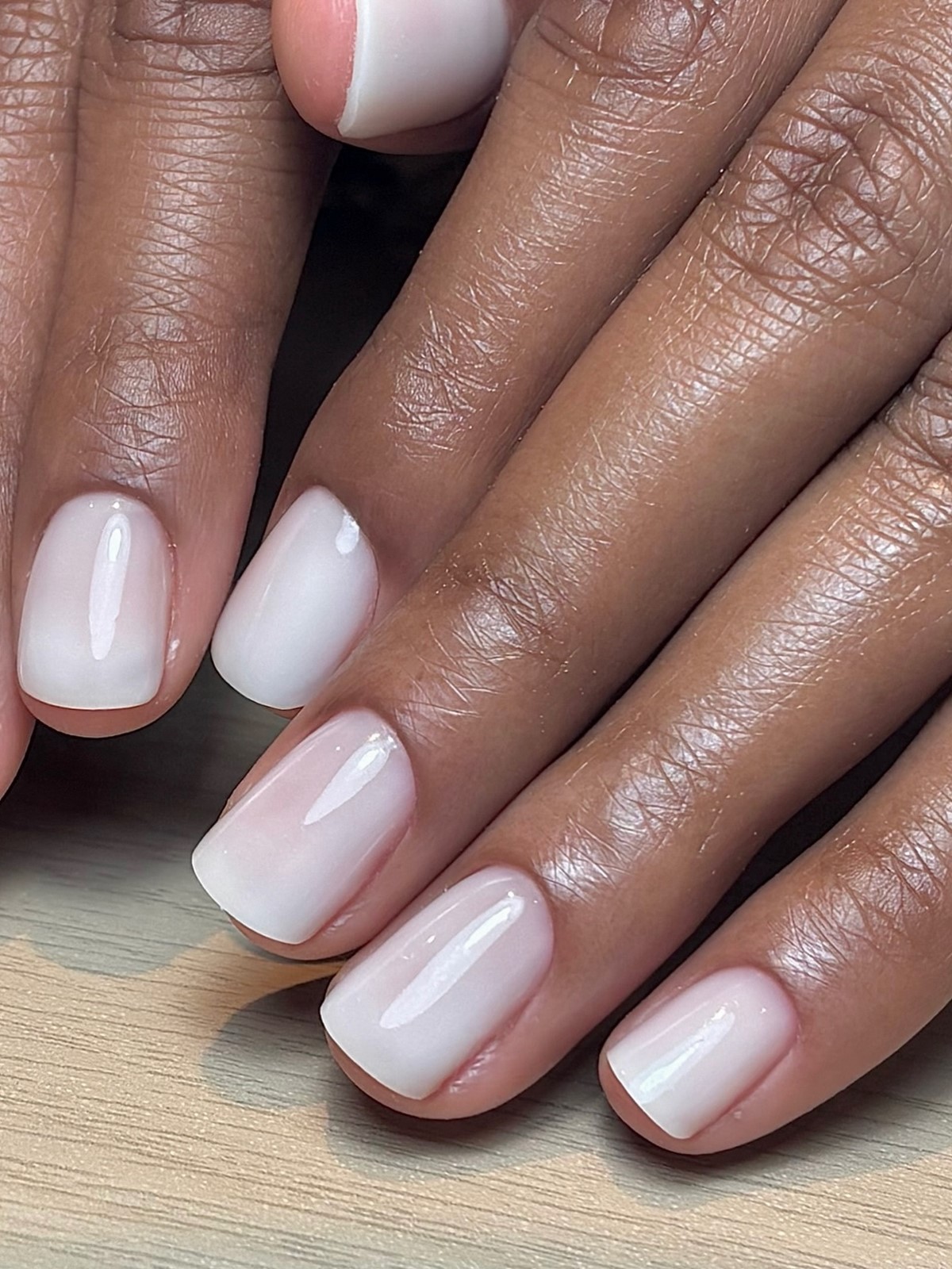 Манікюр з дзеркальним ефектом — рівна поверхня нігтів без дизайну