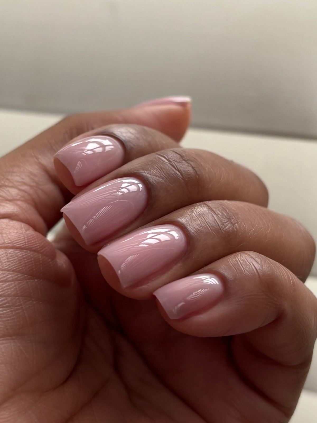 Манікюр з дзеркальним ефектом — рівна поверхня нігтів без дизайну