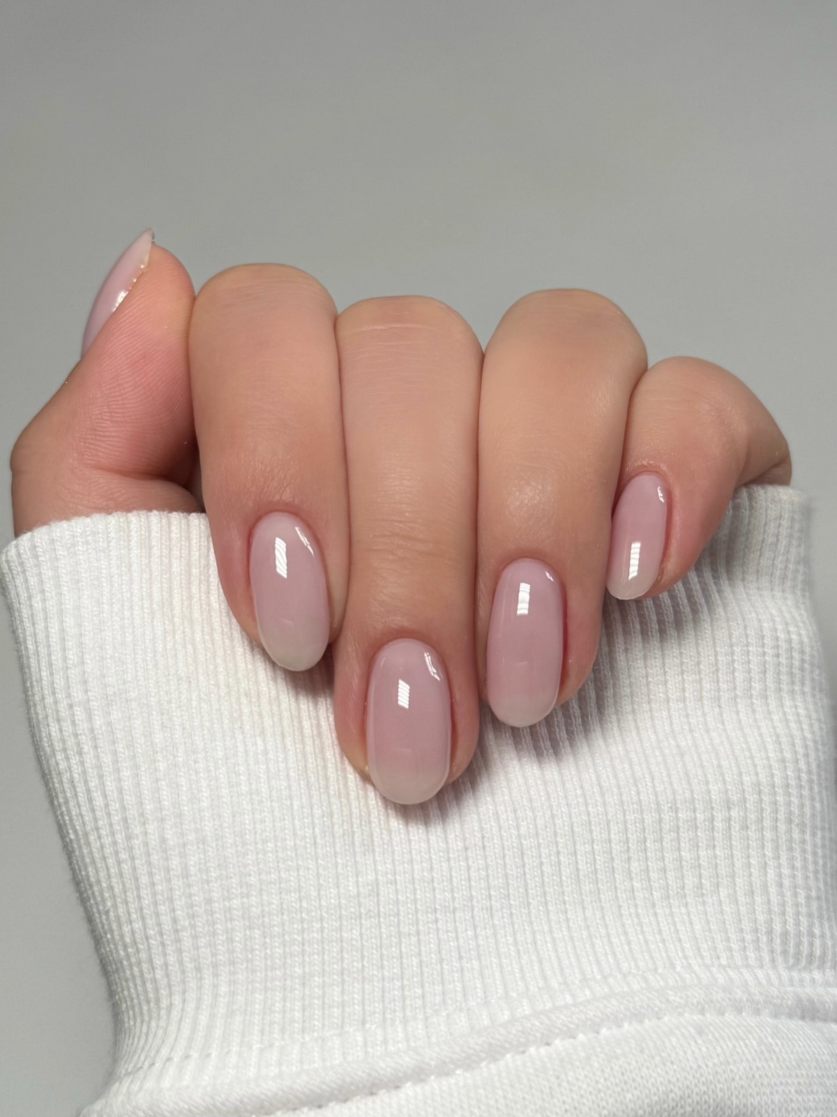 Манікюр з дзеркальним ефектом — рівна поверхня нігтів без дизайну