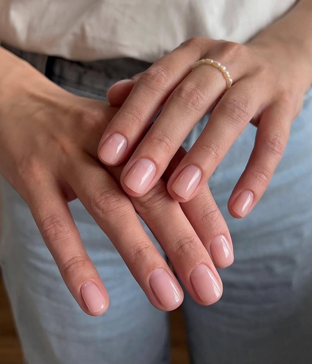 Манікюр з ефектом вуалі: м’яка прозорість на нігтях