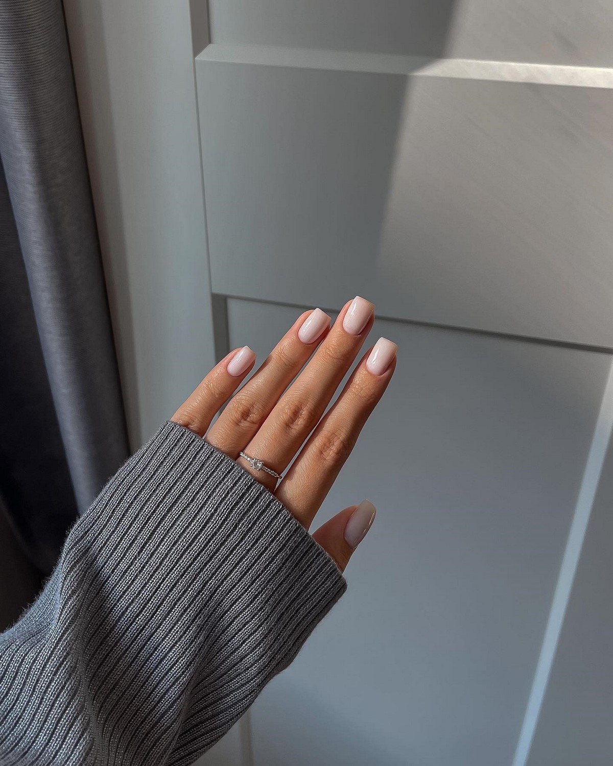 Манікюр з ефектом вуалі: м’яка прозорість на нігтях