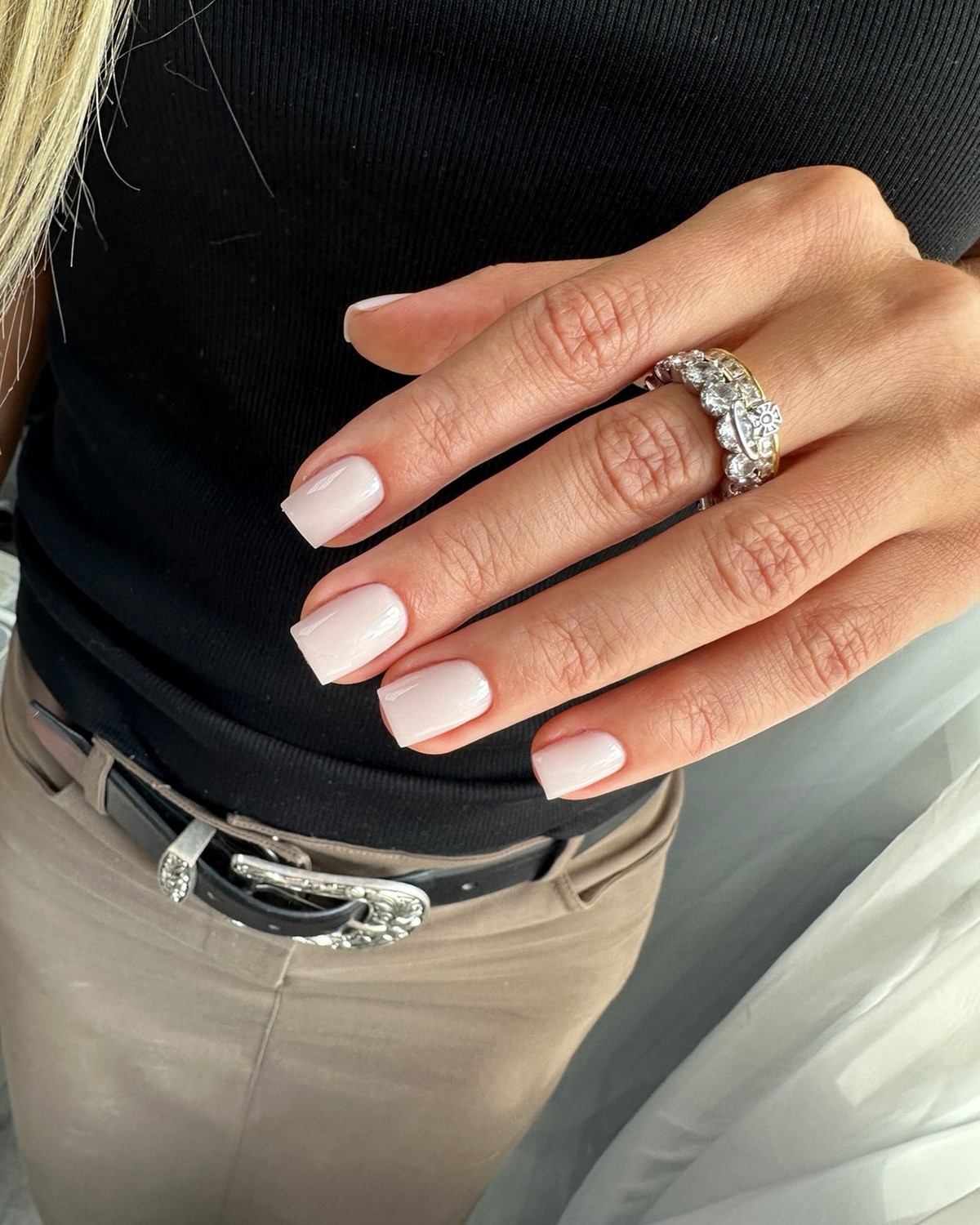 Манікюр з ефектом вуалі: м’яка прозорість на нігтях