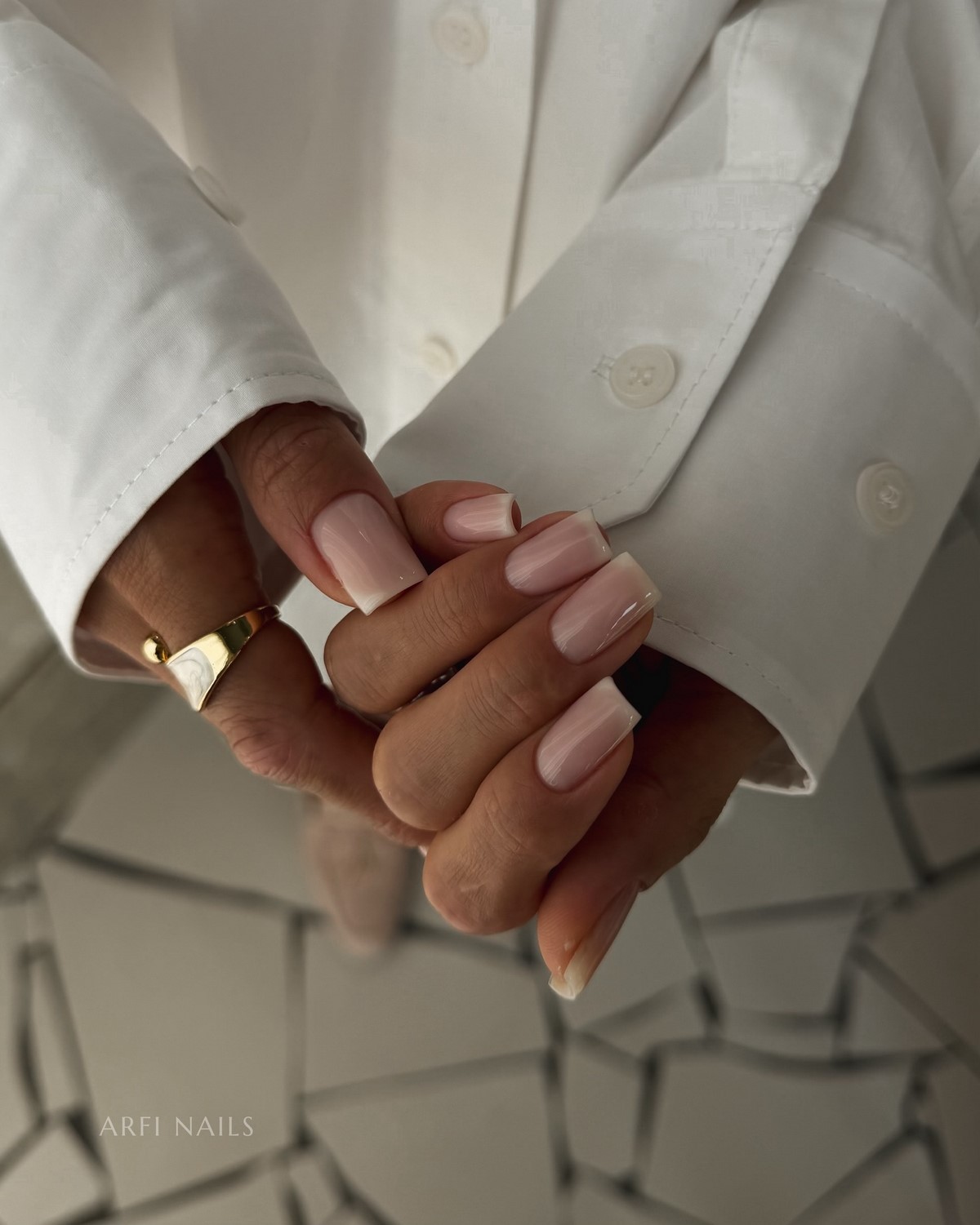 Манікюр з ефектом вуалі: м’яка прозорість на нігтях