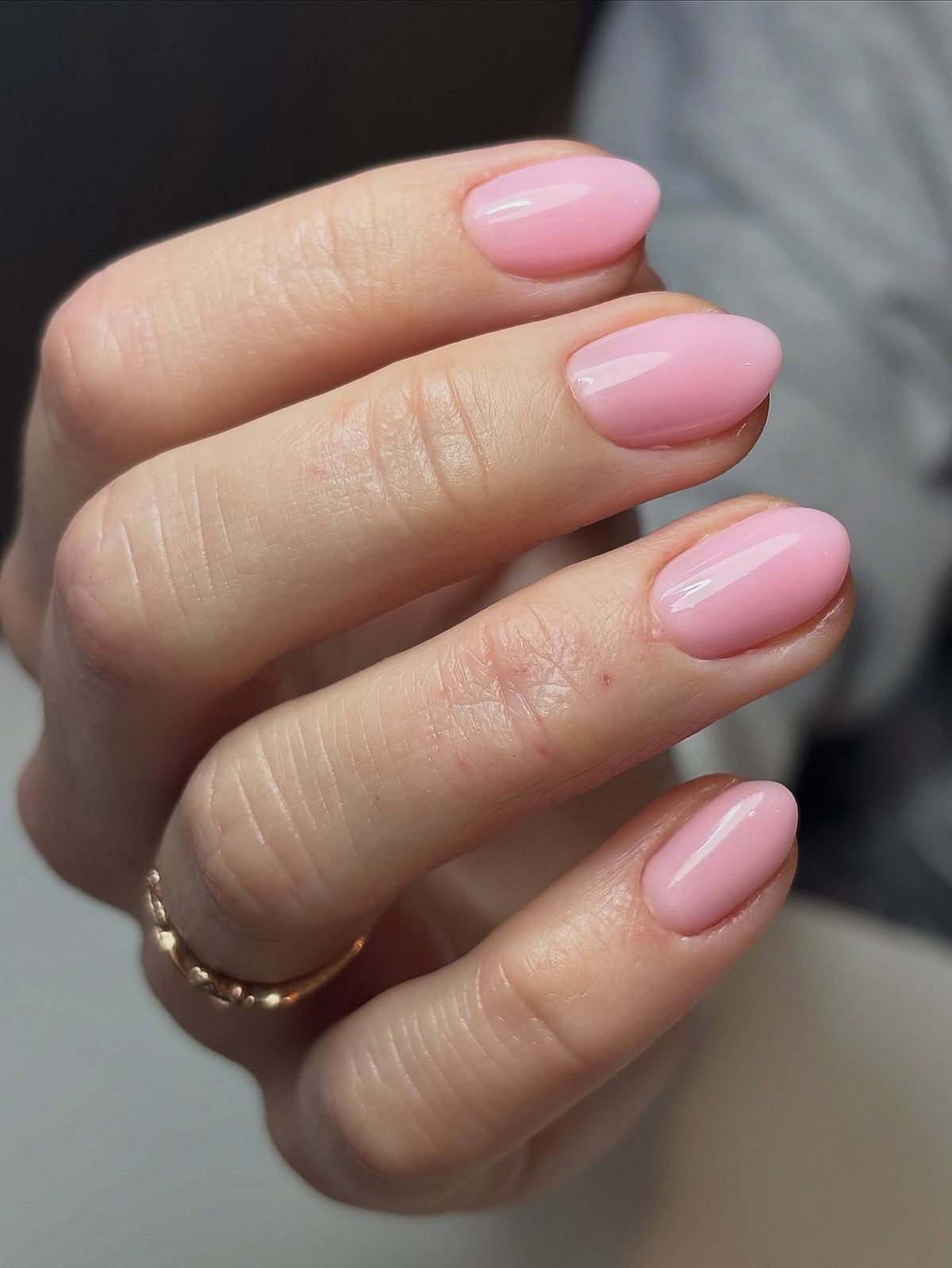 Манікюр з рівною поверхнею нігтів — акцент на гладкість і чистий вигляд