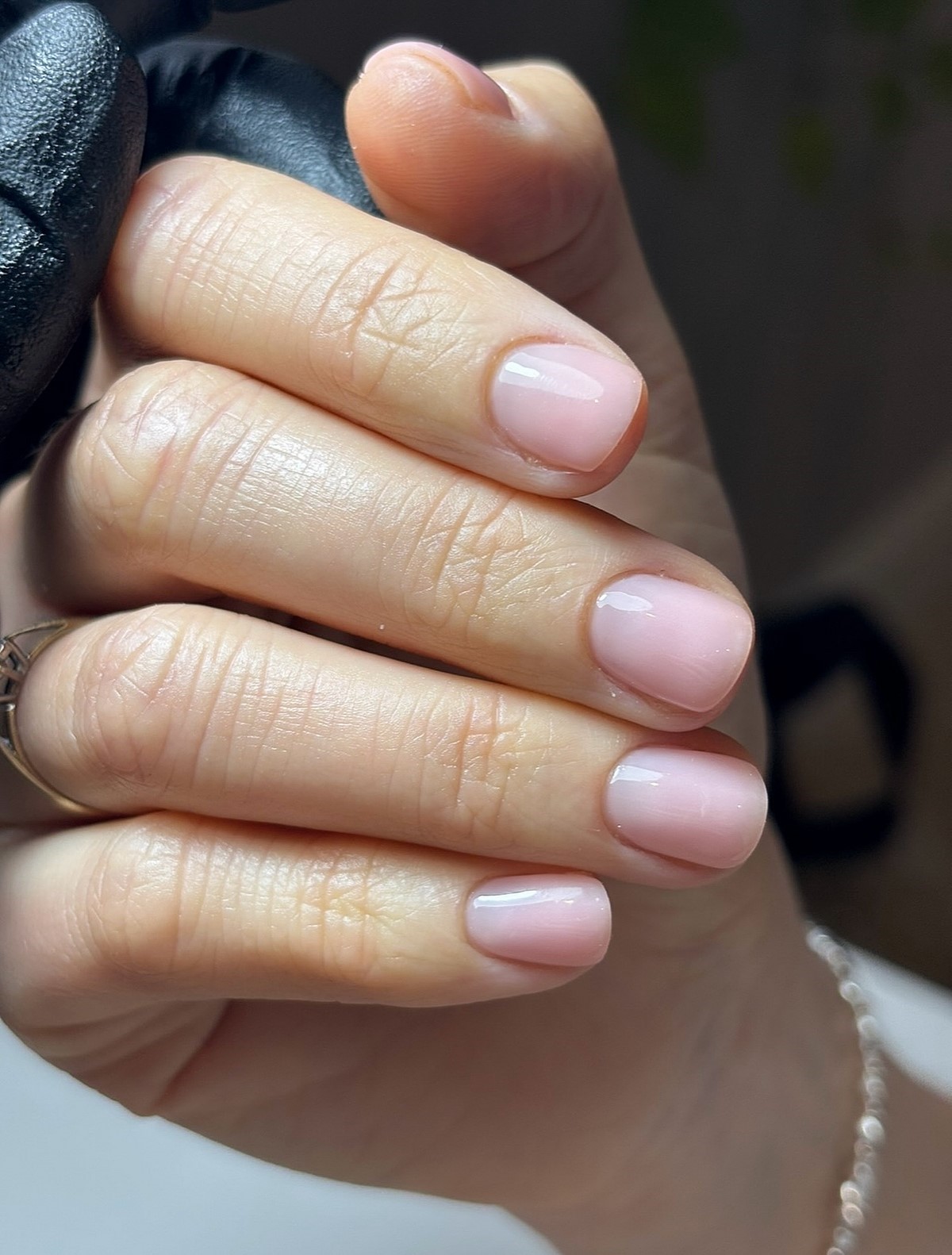 Манікюр з рівною поверхнею нігтів — акцент на гладкість і чистий вигляд