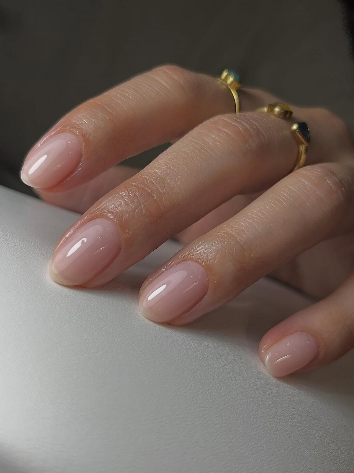 Манікюр з рівною поверхнею нігтів — акцент на гладкість і чистий вигляд