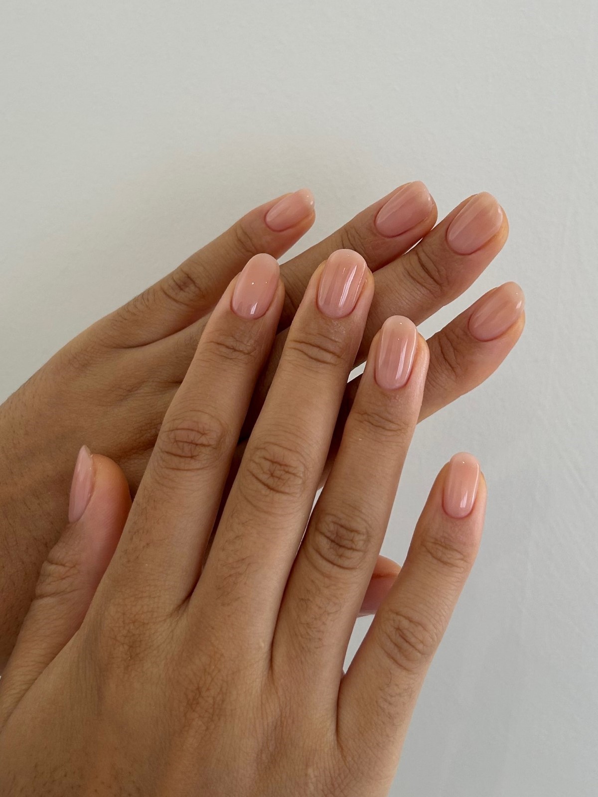 Манікюр з рівною поверхнею нігтів — акцент на гладкість і чистий вигляд