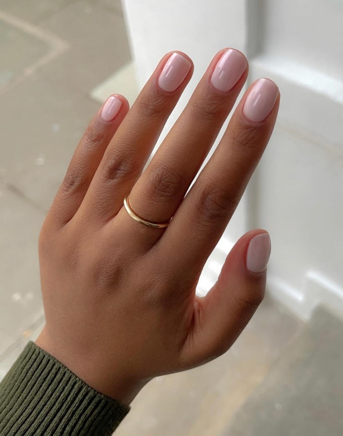 Манікюр з рівною поверхнею нігтів — акцент на гладкість і чистий вигляд