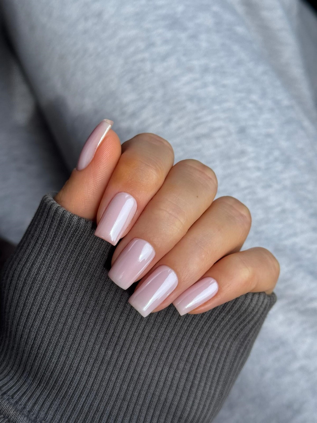 Манікюр з рівною поверхнею нігтів — акцент на гладкість і чистий вигляд