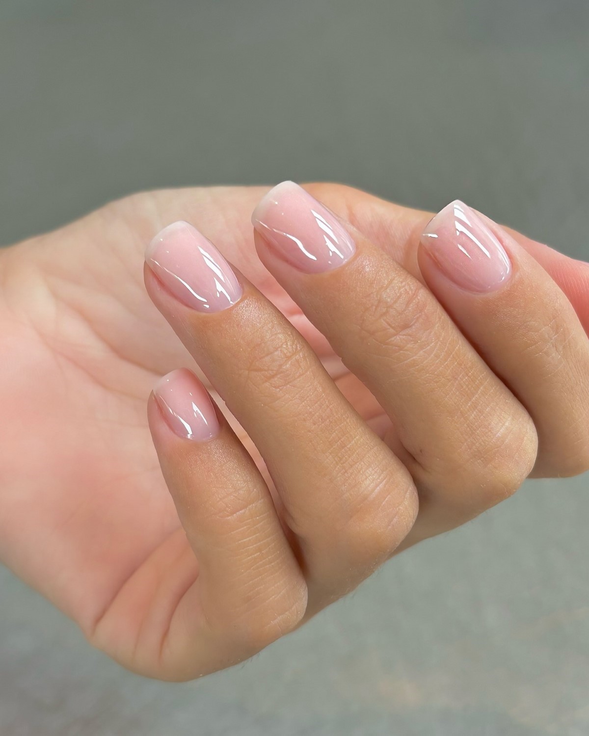 Манікюр з рівною поверхнею нігтів — акцент на гладкість і чистий вигляд