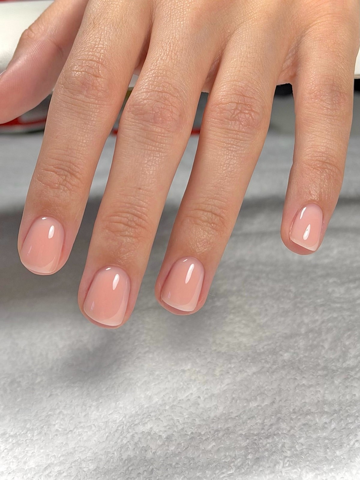 Манікюр з рівною поверхнею нігтів — акцент на гладкість і чистий вигляд
