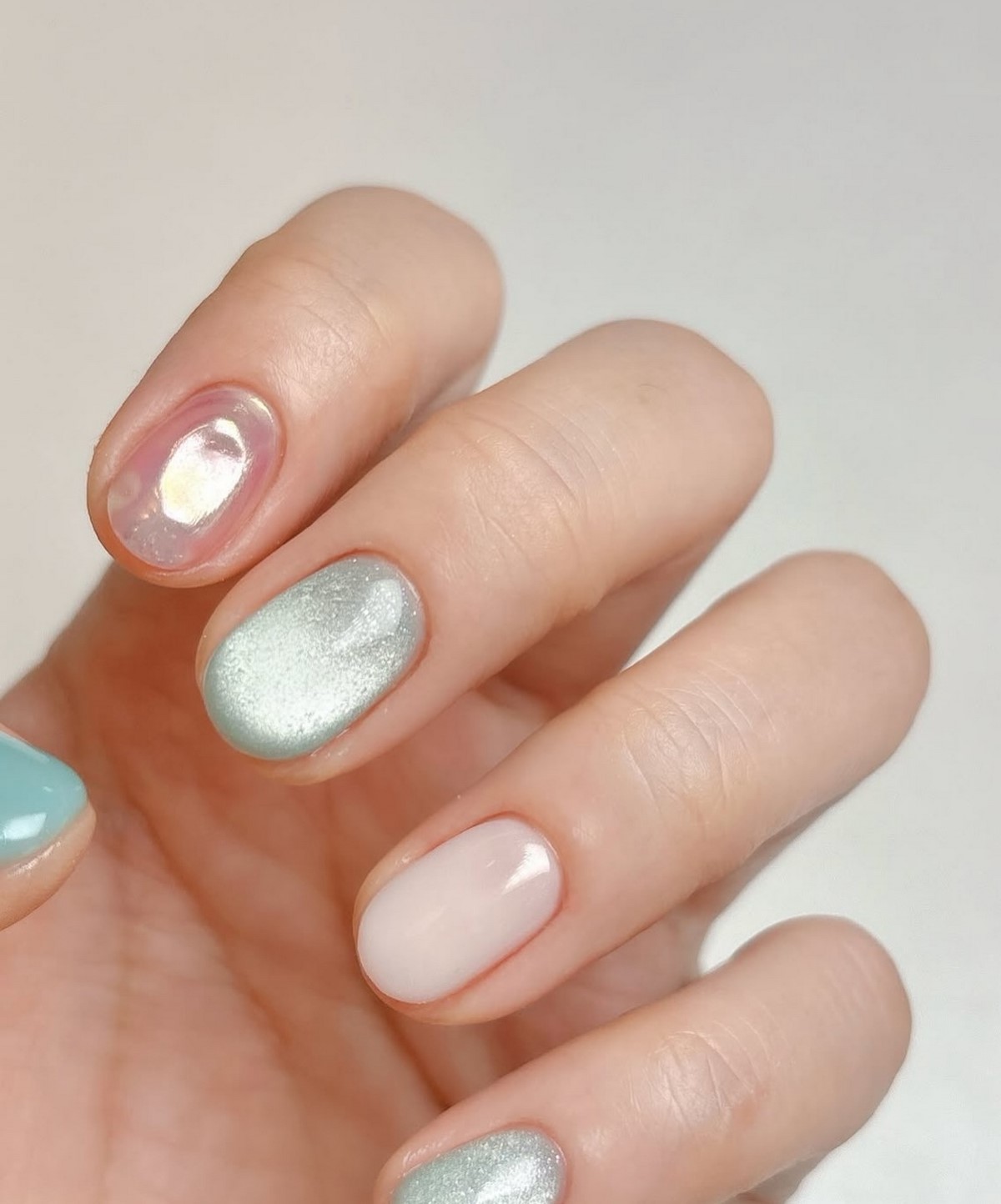 Манікюр з “вологим” блиском — скляний ефект на нігтях